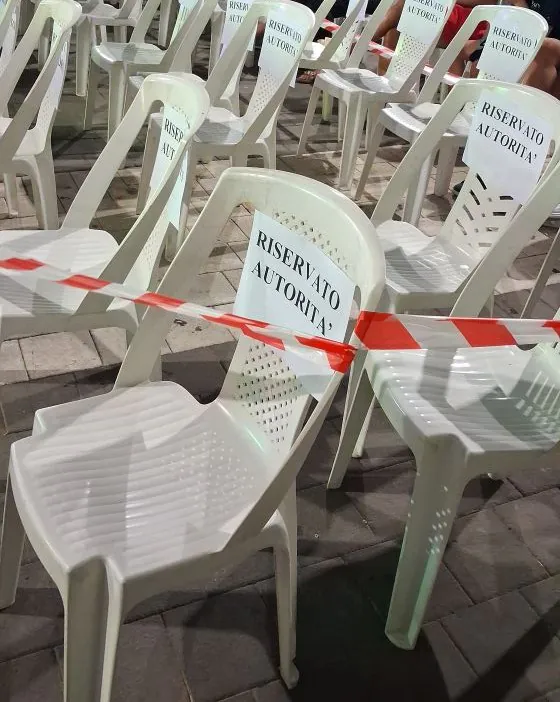 Più della metà dei posti a sedere per lo spettacolo riservati alle autorità: scoppia la polemica