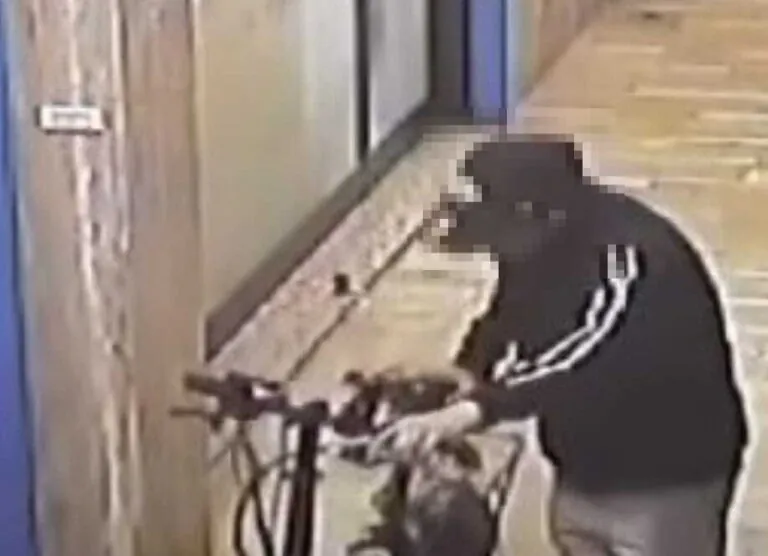 Ladri senza freni, fanno “sparire” la bici di una ragazzina: “Ti conviene consegnarla, grazie”