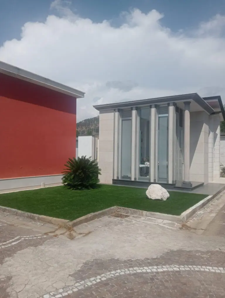 “Attendo da oltre 10 anni un terreno per la cappella, ma viene usato come giardino privato”. La denuncia di un cittadino