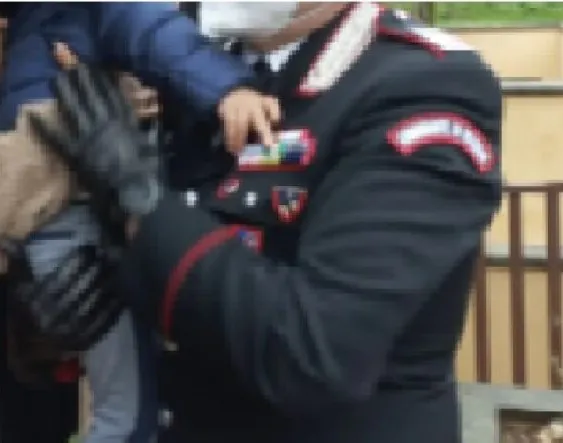 Bimbo rischia di precipitare dal terzo piano, salvato in extremis dai carabinieri