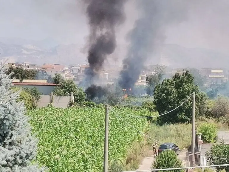 Fattoria di un medico in fiamme: arrivano i pompieri