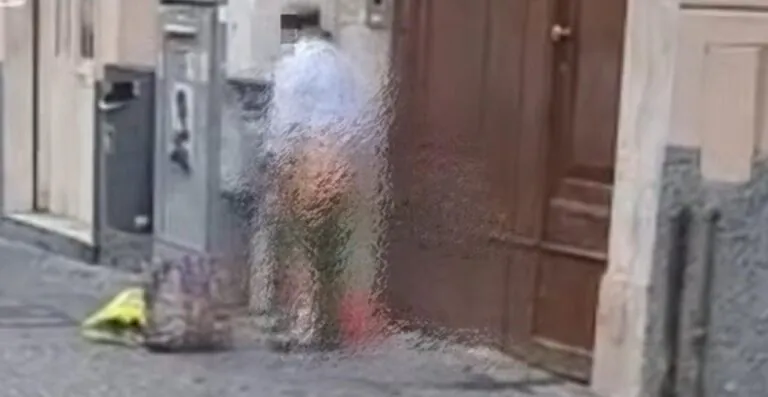 Si toglie i vestiti e gira nudo per il centro: “Siamo al degrado totale”