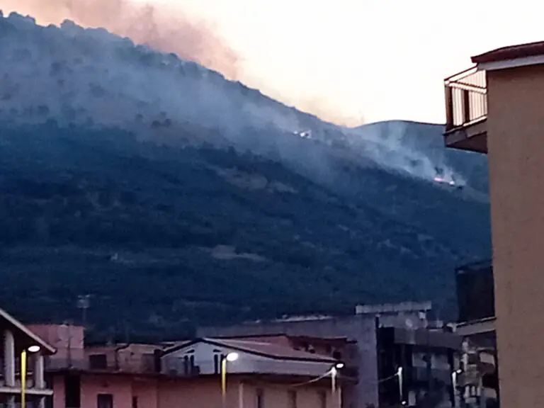 Colline della valle in fiamme nella notte