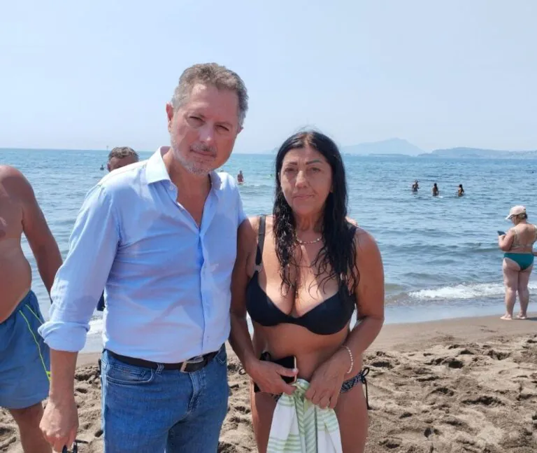 Famiglia perquisita all’ingresso di un lido: “Sottratto biberon dei bambini”. La denuncia della donna a Borrelli