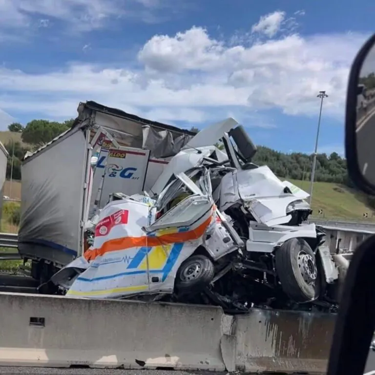 Carambola choc sull’A1: 3 morti e 18 feriti