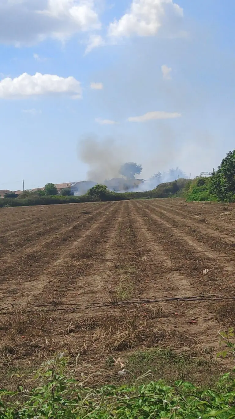 Rogo al confine tra 2 comuni, nube di fumo sovrasta la zona