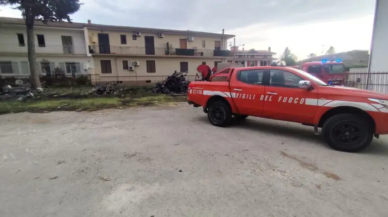 Rogo nell’area della ex sede del Giudice di Pace, pompieri e forze dell’ordine sul posto