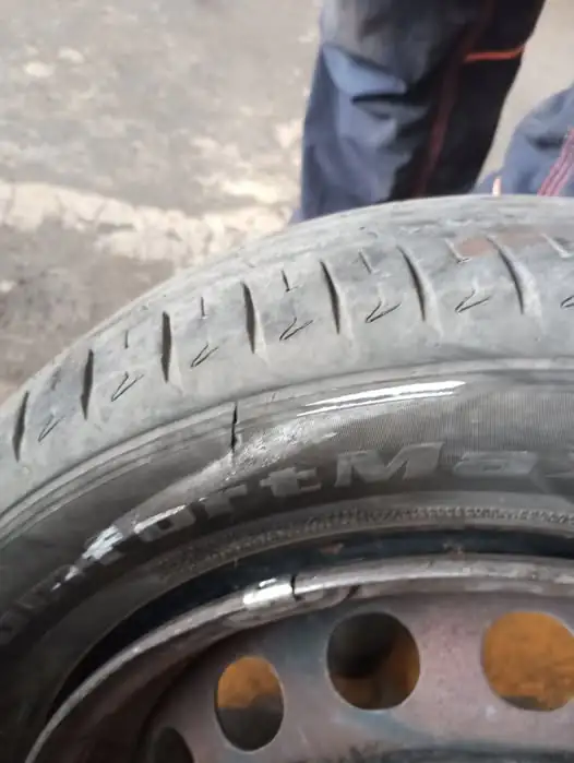 Non gli dà subito dei soldi e il parcheggiatore abusivo gli taglia la ruota: “Sei di una cattiveria unica”