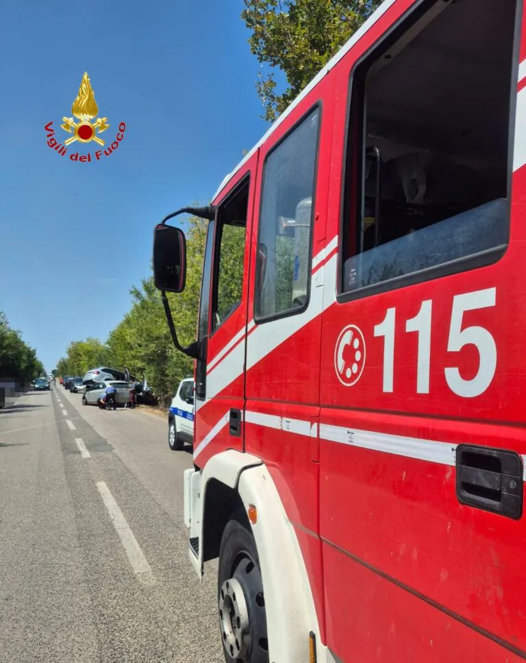 Terribile incidente sulla Provinciale, auto finisce sopra un’altra. Tre i feriti