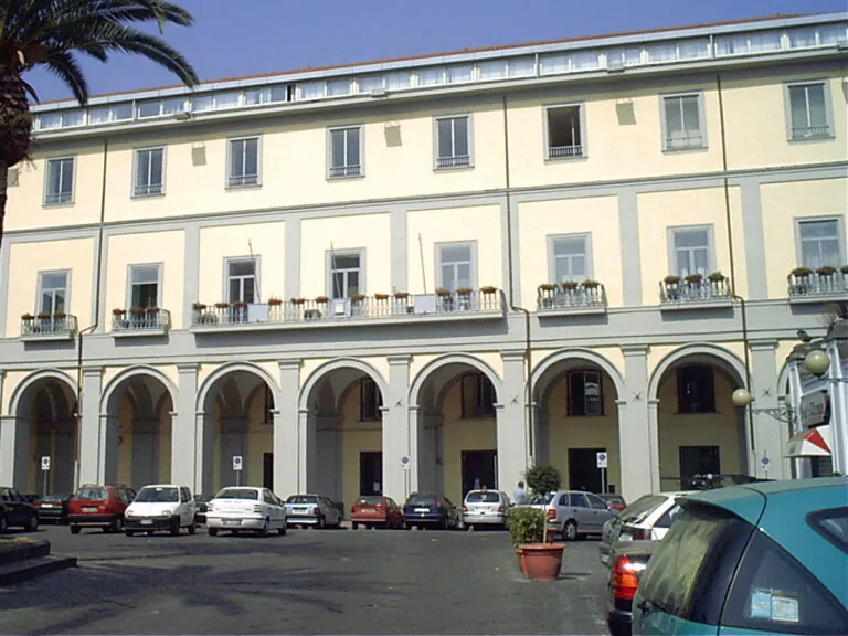 Furbetti del cartellino in Comune, processo si spacca tra abbreviati e messe in prova