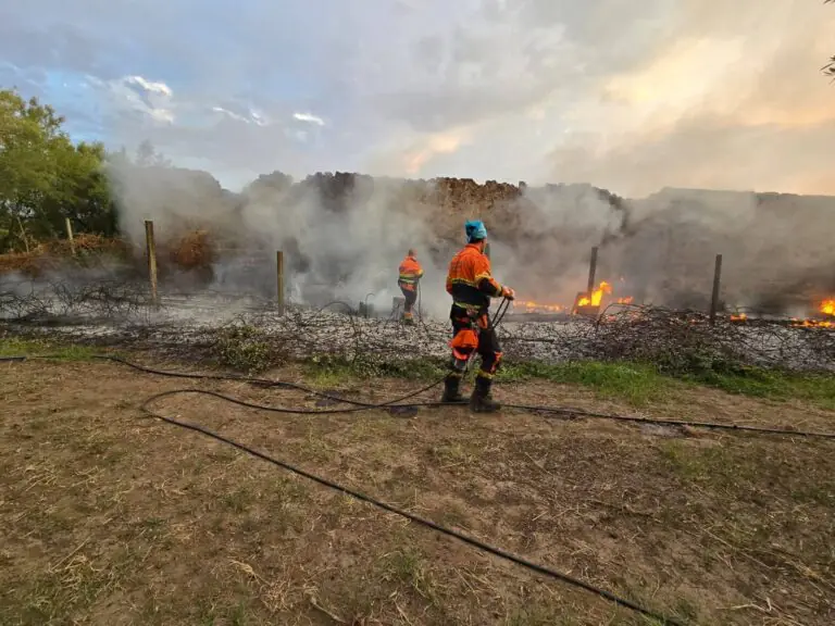 Città svuotata continua a bruciare