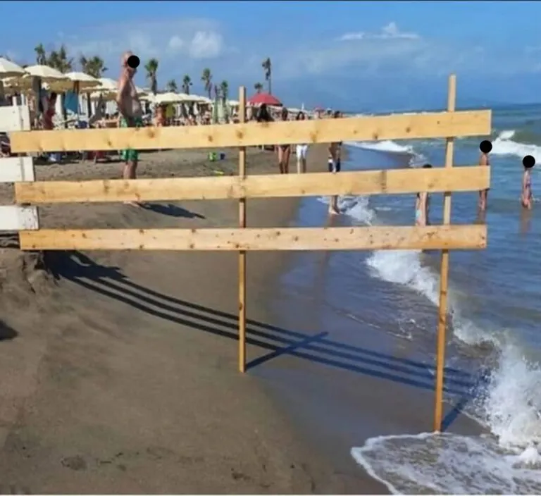 Spiagge recintate e parcheggi abusivi: l’ultima follia sul litorale