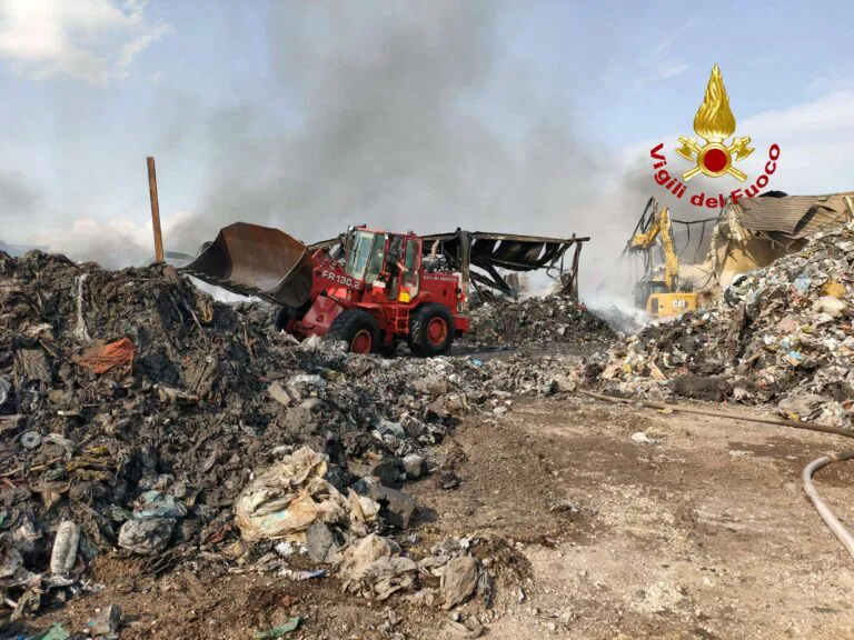 Vigili del fuoco in azione da una settimana nella ditta dei rifiuti in fiamme