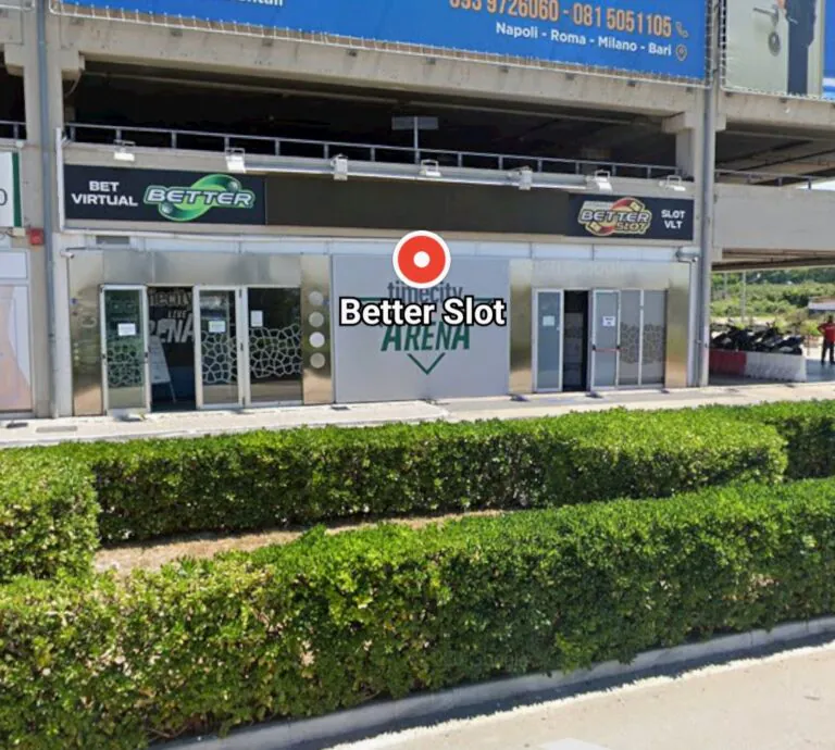 Assalto armato al centro scommesse del polo commerciale
