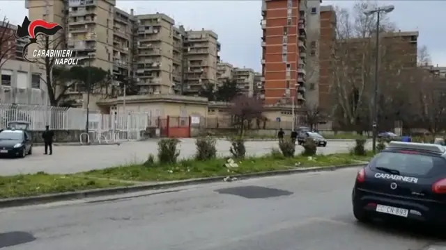 Ricercato vola da un tetto all’altro per sfuggire alla cattura. Finisce (molto) male
