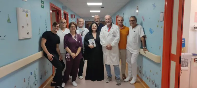 Il medico Uran autore della fiaba “Camillo, il vecchio mago e il dentino magico” incontra i piccoli pazienti