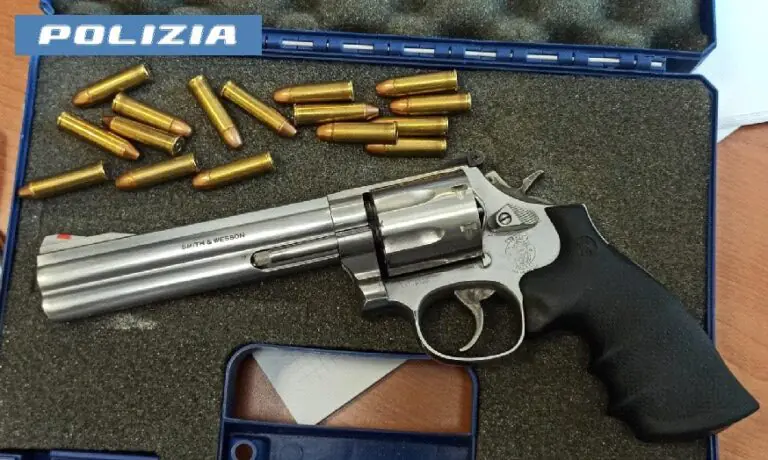 Sorpreso con una pistola rubata in casa. Foto