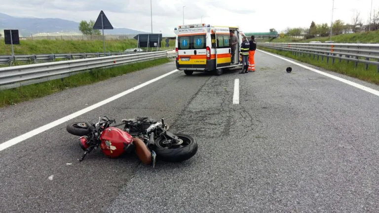 Si schianta con la moto sulla Statale, centauro trasportato d’urgenza