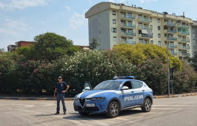 Droga fa brutti scherzi: uno picchia la madre, un altro fa pazzie in moto per scappare