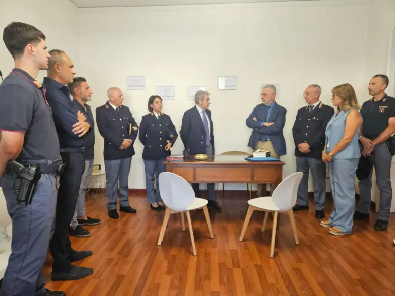 Polizia sigla accordo per recuperare 50 uomini maltrattanti