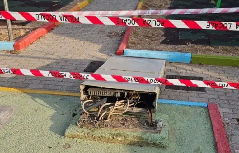 Raid vandalico nella piazzetta appena riqualificata