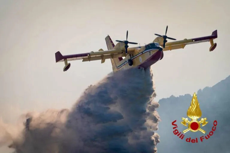 Incendio sul Vesuvio, le operazioni di spegnimento