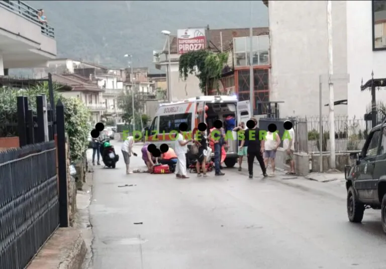 Le scappa cane in strada e vengono travolti da centauro: lei in ospedale, Fido muore