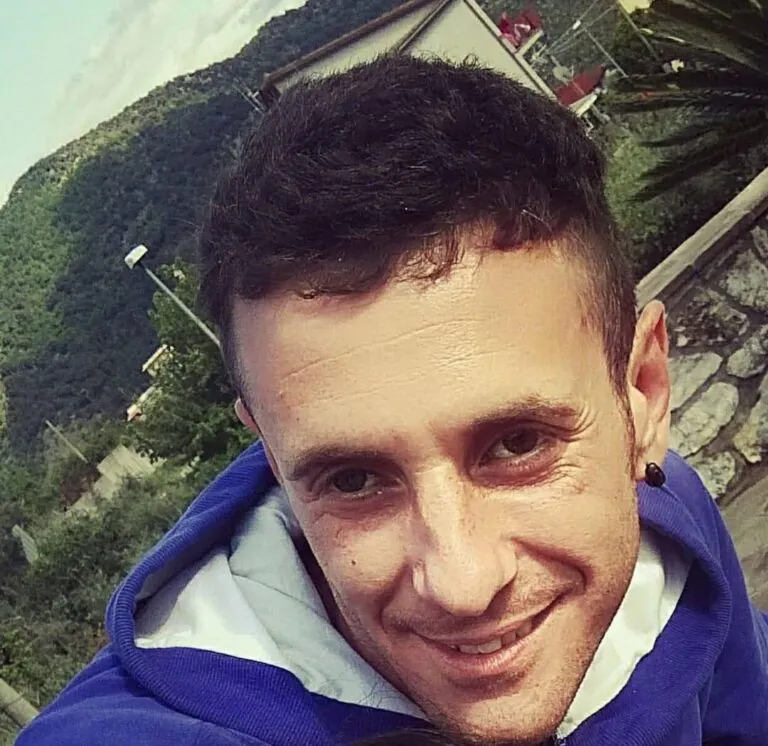 Sbanda con l’auto e finisce contro albero: muore a 37 anni
