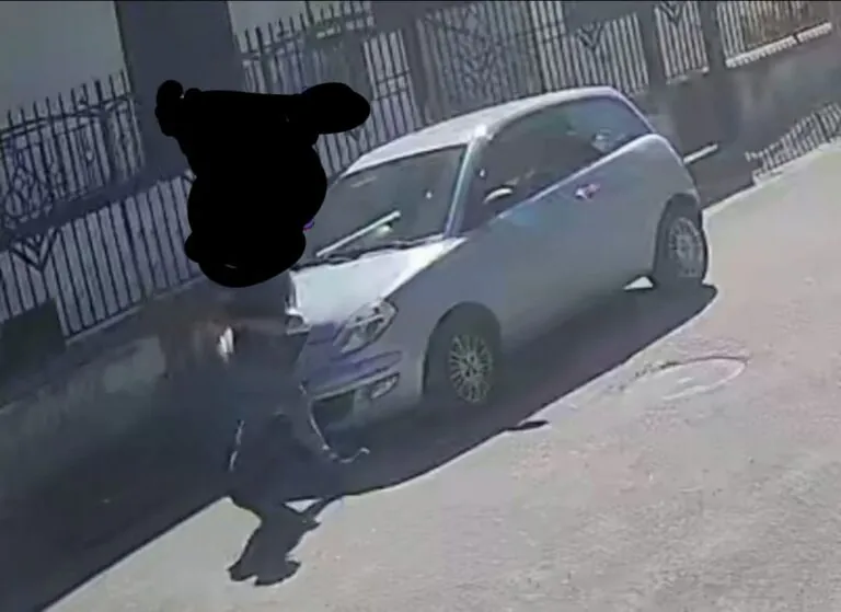 Assalta auto e fora i penumatici: “Hai 24 ore per risarcire il danno”