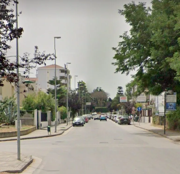 Si schianta contro auto in sosta e poi “sparisce”