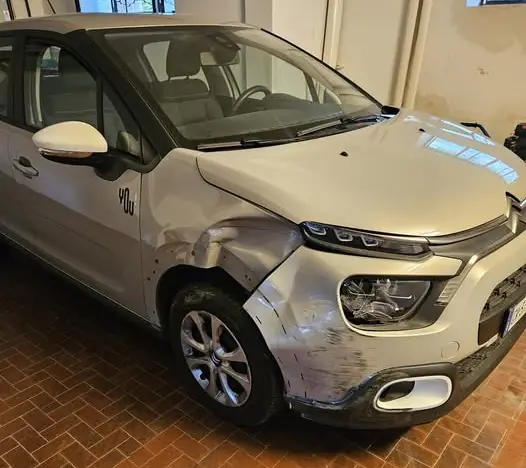 Distrugge auto e scappa via: “Sei un criminale”