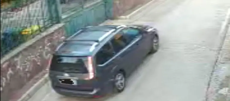 Ladri senza scrupoli: ruba monopattino a una bimba