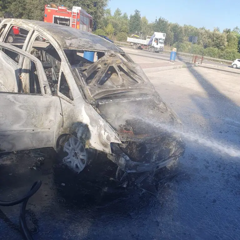Auto va a fuoco nei pressi dello stadio comunale, pompieri sul posto