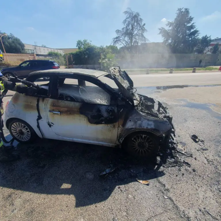 Auto in fiamme nei pressi del centro commerciale, intervengono i pompieri