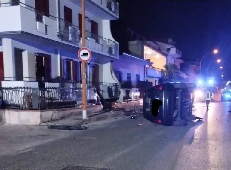 Auto si ribalta dopo scontro contro un palo e un muro, paura per il conducente