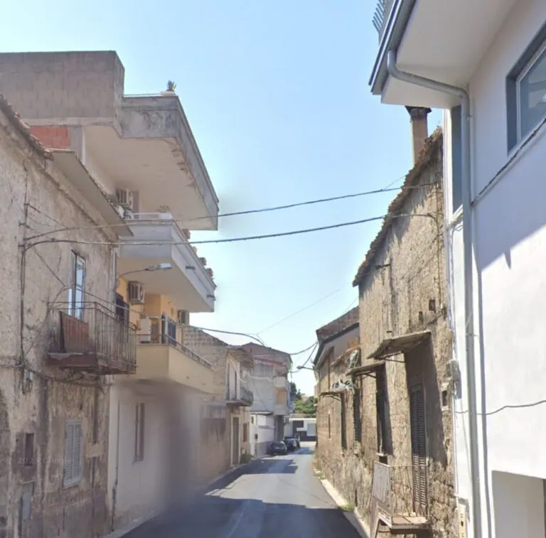 Finisce contro auto al confine tra 2 comuni e poi scappa: “O ti fai avanti o ti denuncio”