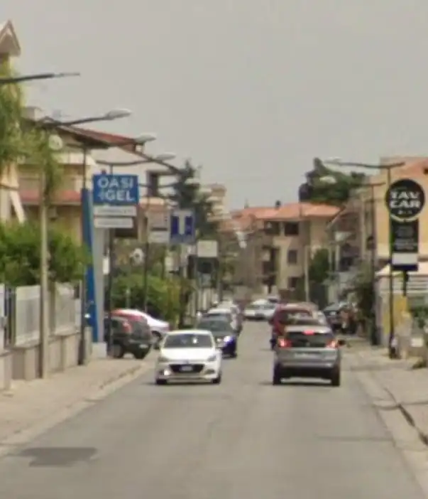 Con l’auto si schianta contro un’altra con ragazza a bordo e scappa
