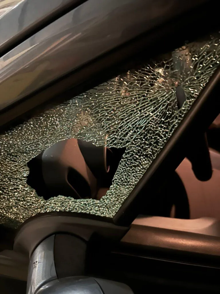 Raid in pieno giorno: assaltano auto nei pressi del supermercato
