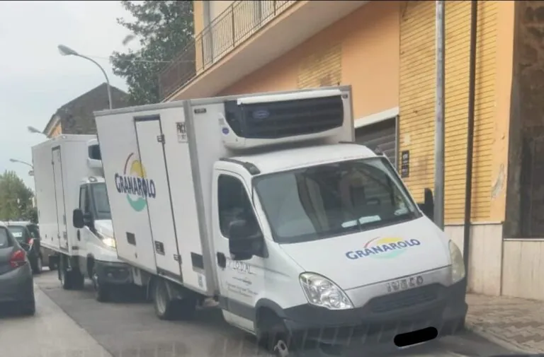 Strada cede, camion sprofonda