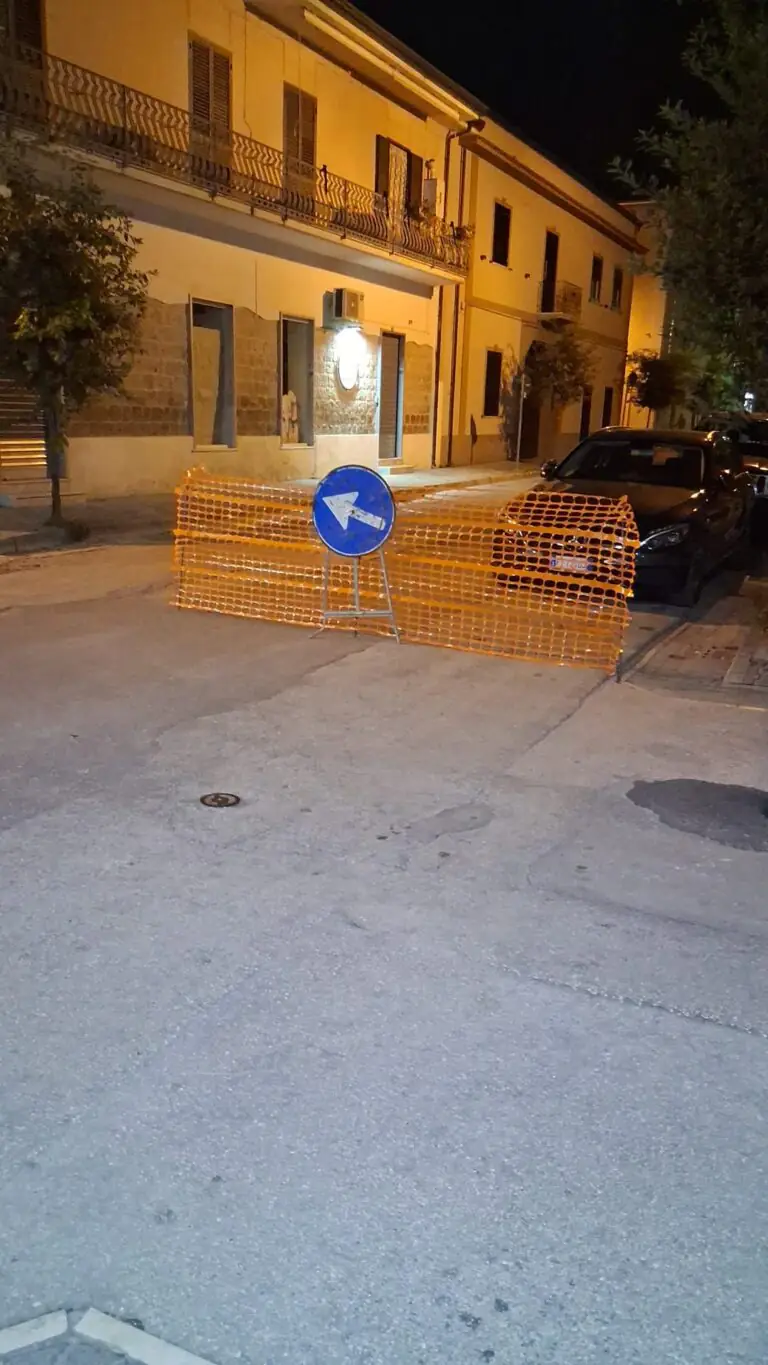 Chiusa senza preavviso direzione di marcia di una strada commerciale: caos in città