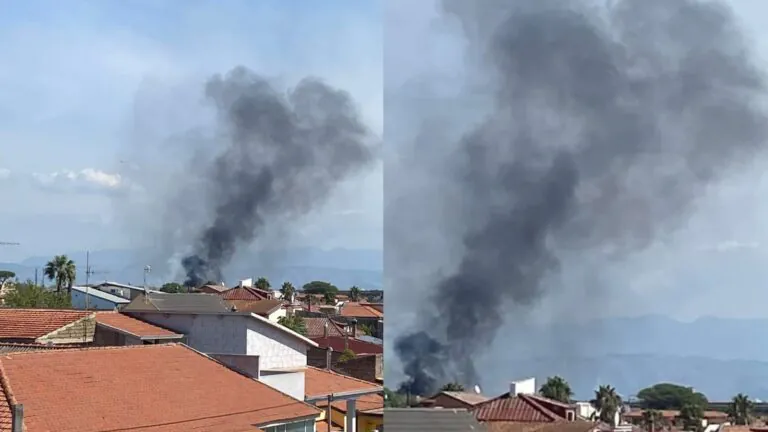 Incendio al confine tra 2 comuni, colonna di fumo visibile da lontano