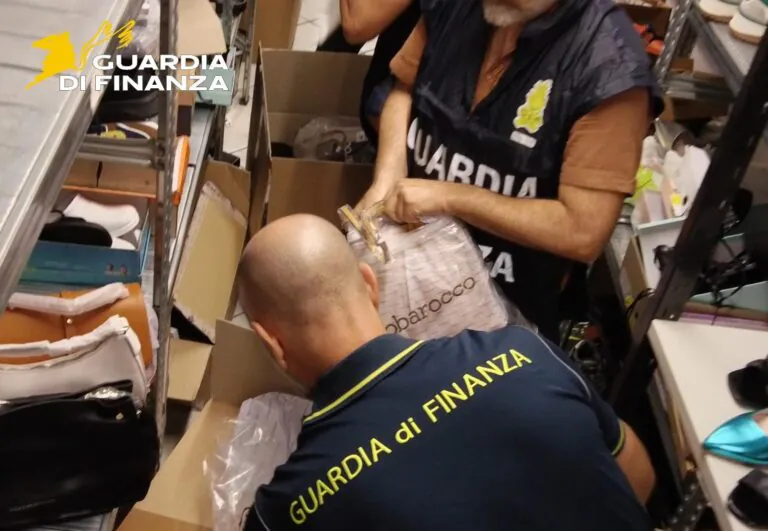 Catena del falso, 2 imprenditori nei guai: sequestrati 52mila prodotti