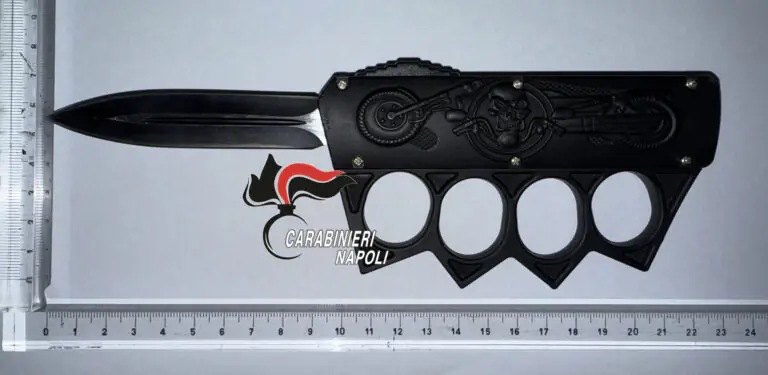 Droga e controlli, spunta anche un tirapugni col coltello