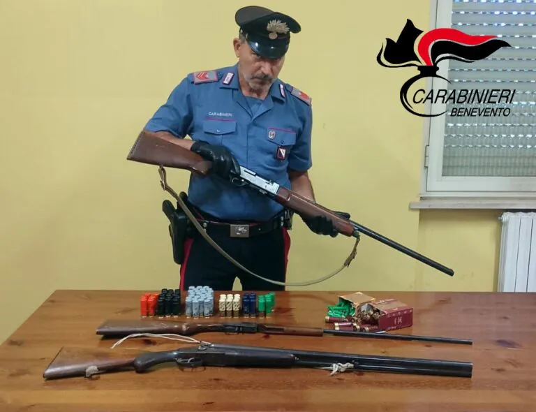 Militari entrano in casa e trovano fucili e munizioni illegali