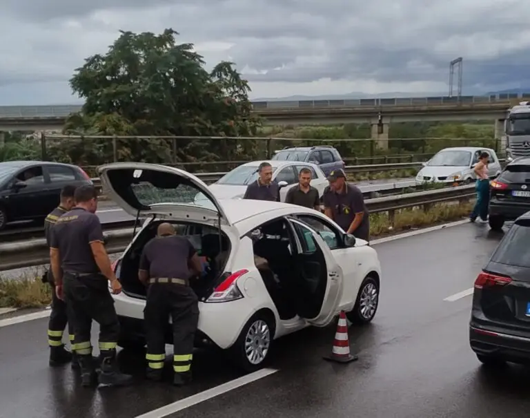 Tamponamento nel punto maledetto, arrivano i vigili del fuoco. FOTO