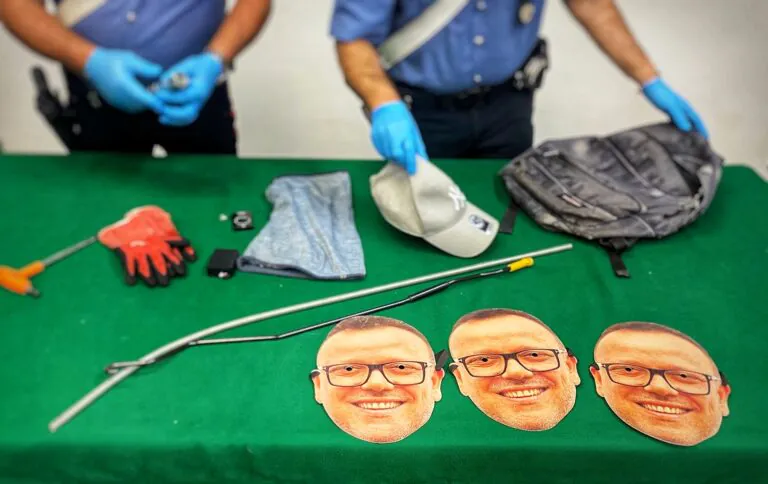 Pugile va a rubare mascherato da Gigi D’Alessio ma viene beccato