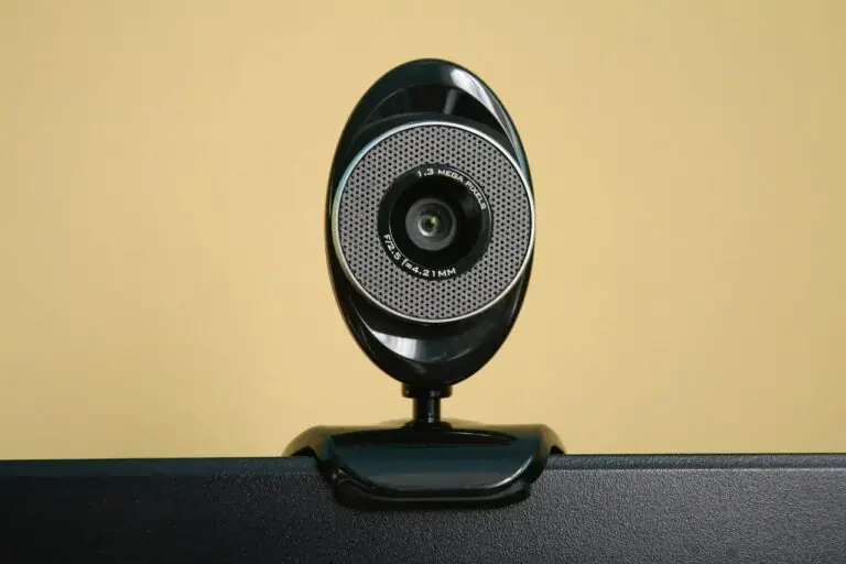 Stealerium, il virus che ti fotografa dalla webcam quando visiti siti per adulti: come difendersi