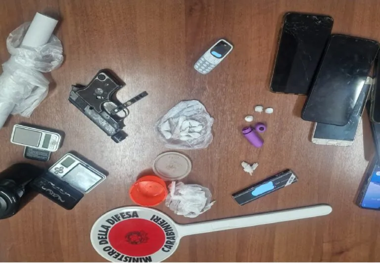 Militari piombano in casa e trovano pistola e droga