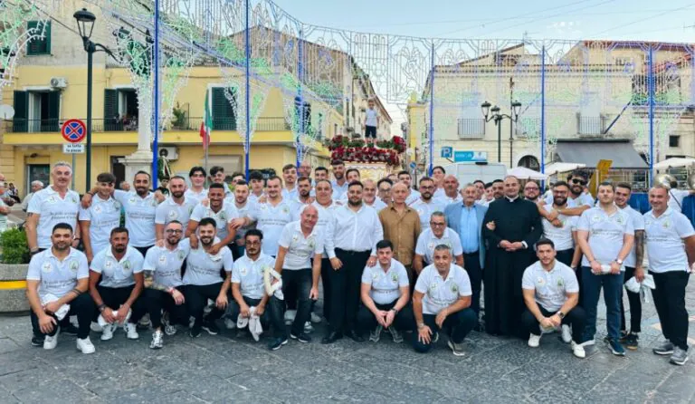 Devozione millenaria, 50 ragazzi portano in processione l’effige per le vie della città
