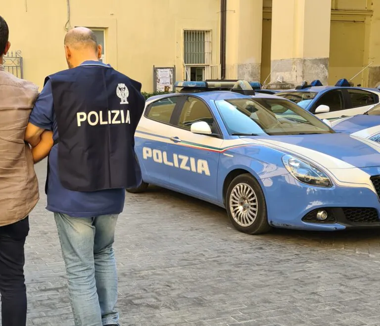 Arsenale da guerra e droga tra casa e box, stanato dopo un blitz